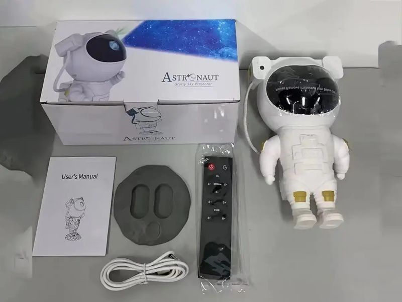 Нічник проектор зоряного неба Космонавт з пультом, від USB/ Дитячий лазерний проектор / LED нічник  67 фото
